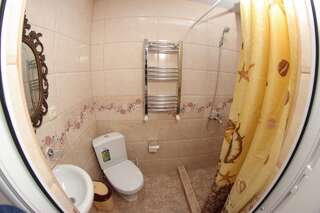 Гостевой дом Վանանդ Հյուրատուն / Vanand Guest House Гюмри Cемейный номер с собственной ванной комнатой-1